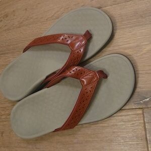 NWOT Vionic Shona Orthotic Toe Post Sandal Vio Motion Rust 7